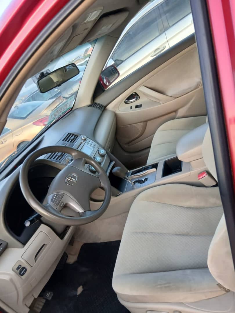 Toyota camry LE thumb 3