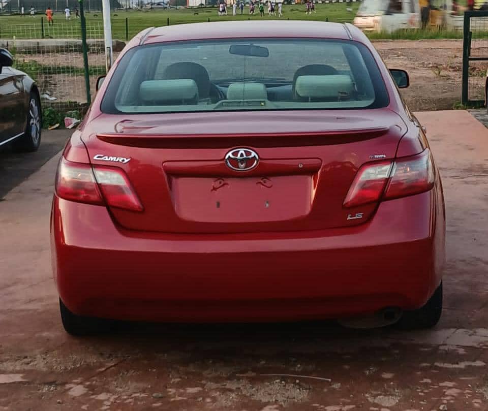 Toyota camry LE thumb 2